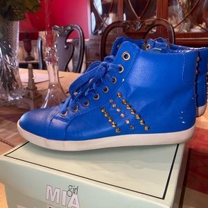 6.5 woman’s Man made blue high top Mia Girls sneakers.
